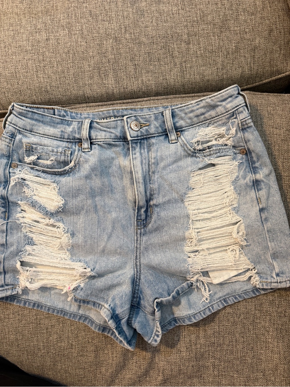 American Eagle Mom Shorts Light Blue Distressed High-Rise Jean Shorts Size 8 GUC